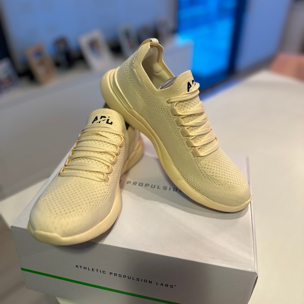 BRAND NEW NEVER WORN: APL Women’s Techloom Breeze Sneaker